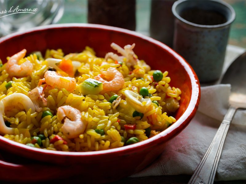 paella, tradizionale spagnolo piatto fatto con Riso, pollo e la verdura,  servito nel un' padella. paella con frutti di mare. spagnolo cucina.  generativo ai 22802791 Stock Photo su Vecteezy